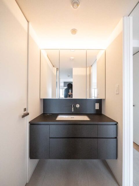 マンションリノベーション、CLOCK(クロック)、フロート洗面台、収納三面鏡、引き出し収納