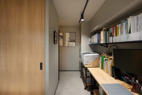 マンションリノベーション、インテリックス空間設計、ワークスペース、モノトーン、本棚