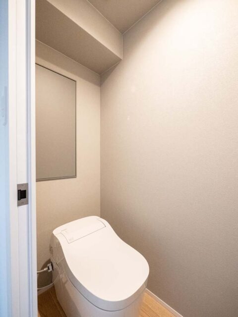 マンションリノベーション、CLOCK(クロック)、シンプル、タンクレストイレ、白