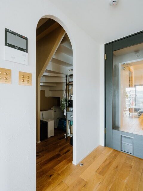 マンションリノベーション、湘南リフォーム、アーチ開口、パントリー、階段下収納