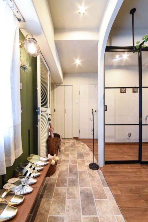 マンションリノベーション、アートリフォーム、玄関土間、アクセントクロス、ディスプレイ収納