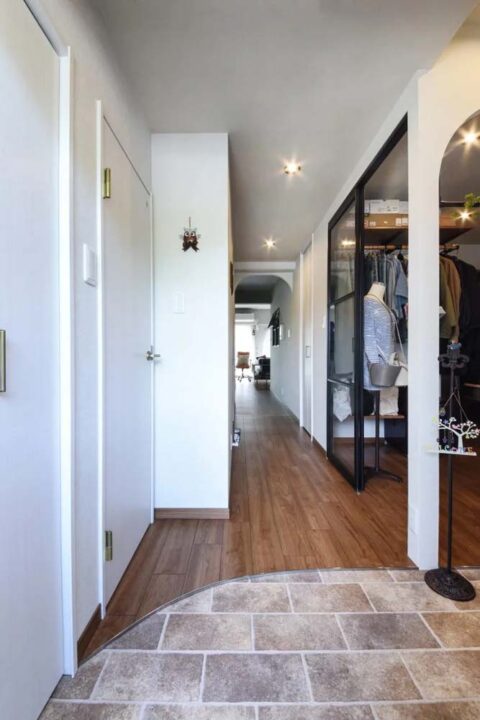 マンションリノベーション、アートリフォーム、ガラス引き戸、アール垂れ壁、タイル床