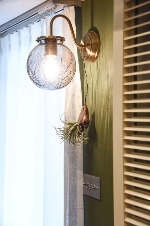マンションリノベーション、アートリフォーム、アクセントクロス、ブラケット照明、ガラスシェード