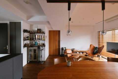 スタイル工房　マンションリノベーション　リビングダイニング　漆喰　オープン棚