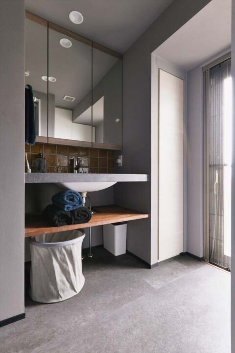 スタイル工房　マンションリノベーション　洗面室　バルコニー　三面鏡