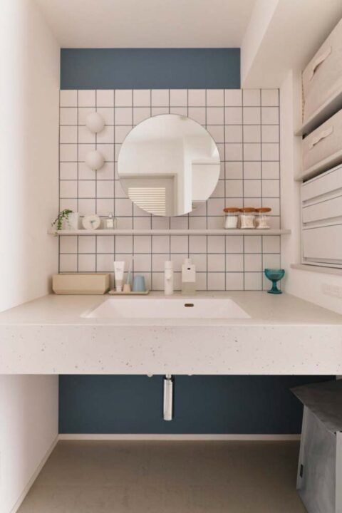 マンションリノベーション、entrie(エントリエ)、タイル壁、丸鏡、ブルーグレー