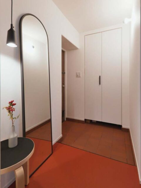 マンションリノベーション、entrie(エントリエ)、アルテック、赤い床、玄関ホール