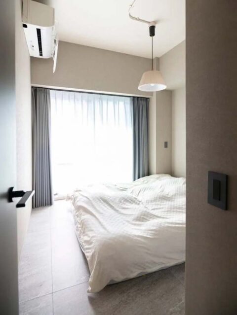 マンションリノベーション、ゼロリノベ、寝室、ペンダント照明、掃き出し窓