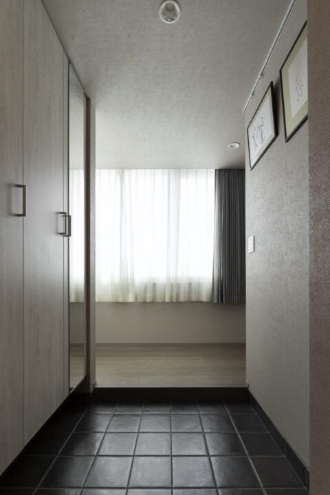 マンションリノベーション、Renomama(リノまま)、玄関収納、タイル床、アート