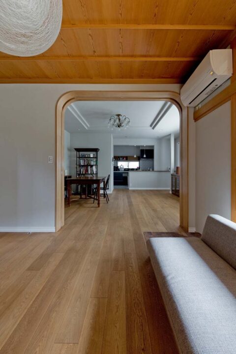 戸建てリノベーション、GLADDEN(グラデン)、引き込み戸、アーチ開口、リビング