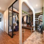 「アートリフォーム」の「セレクトショップのようなクローゼットが完成！大胆なリノベプランで衣替え不要のくらしに」