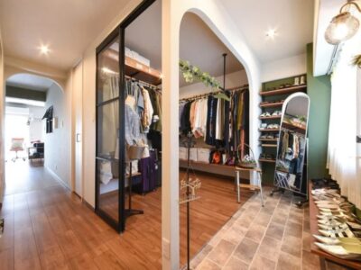 「アートリフォーム」のリノベーション事例「セレクトショップのようなクローゼットが完成！大胆なリノベプランで衣替え不要のくらしに」