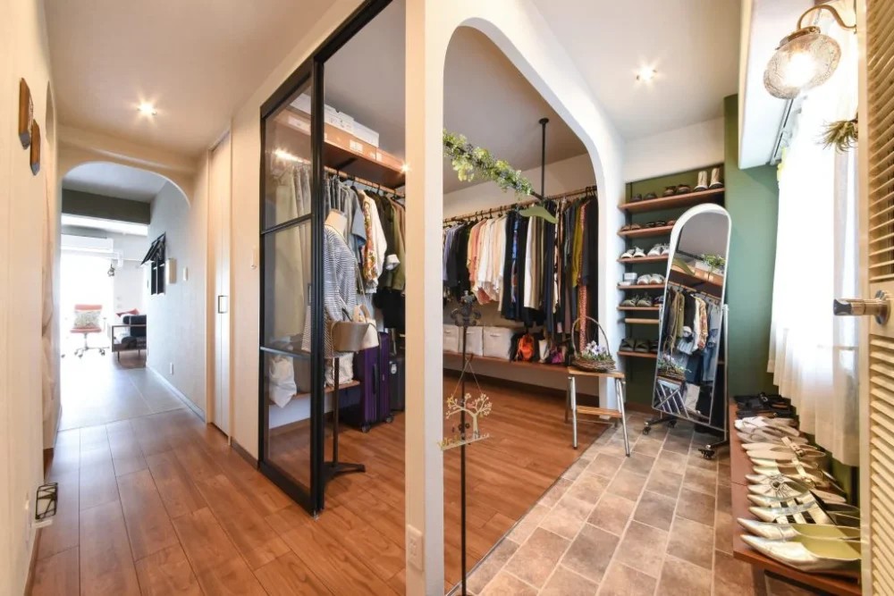 リノベーション事例「セレクトショップのようなクローゼットが完成！大胆なリノベプランで衣替え不要のくらしに」