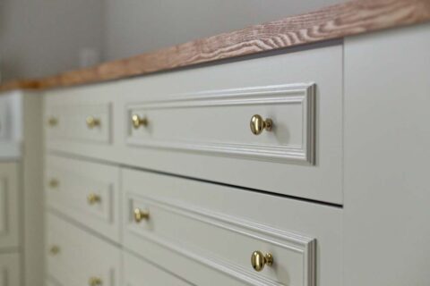 戸建てリノベーション、GLADDEN(グラデン)、モールディング、つまみ取っ手、木製カウンター