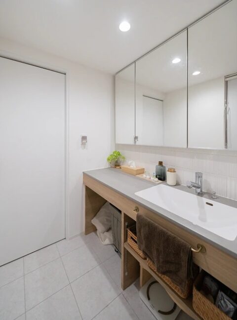 マンションリノベーション、株式会社Standard、洗面台、収納三面鏡、引き戸