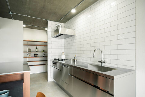 マンションリノベーション、株式会社Standard、壁付けキッチン、ステンレスキッチン、パントリー