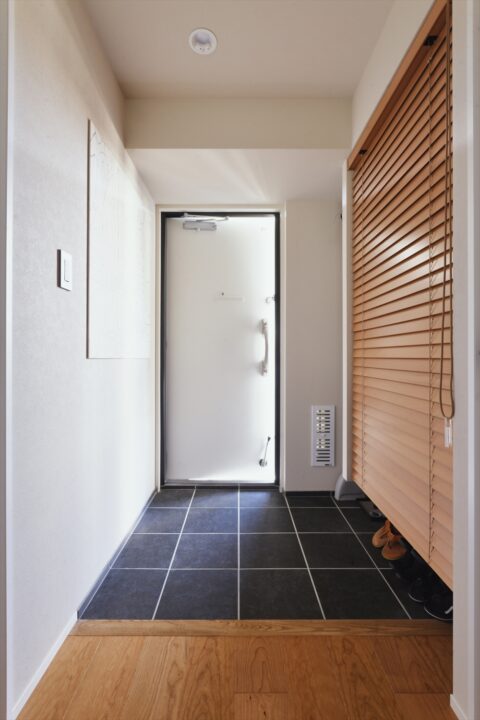 マンションリノベーション　スタイル工房　玄関　タイル　名古屋モザイク工業　ウッドブラインド