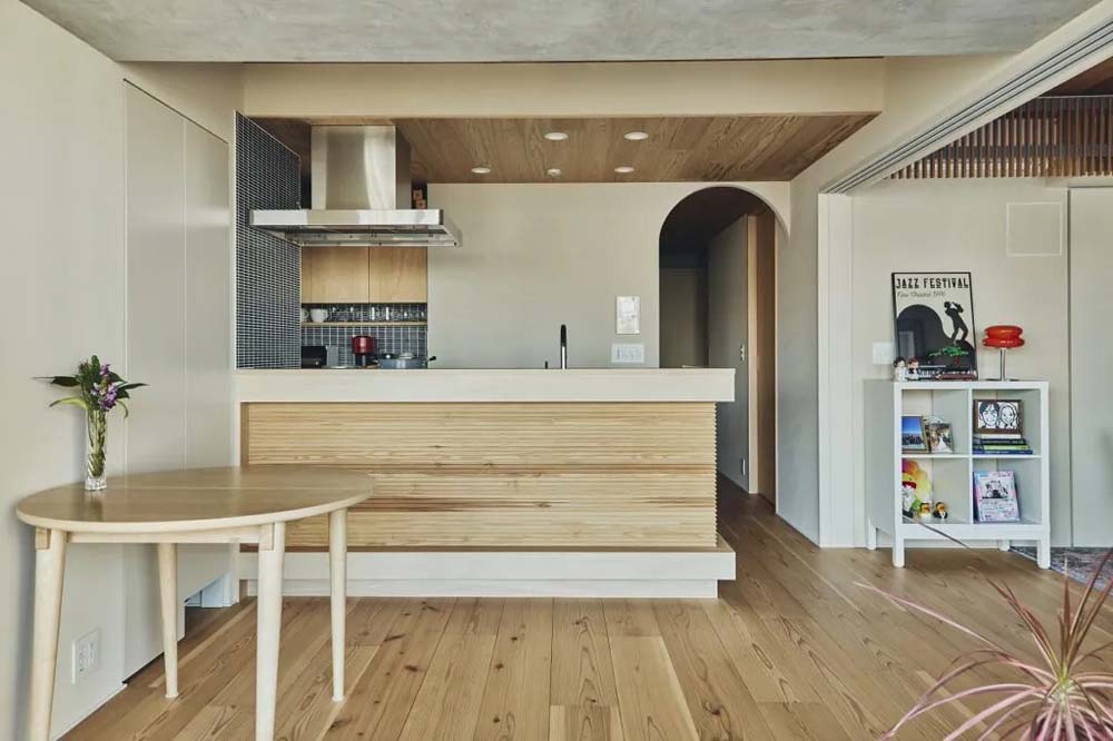 マンションリノベーション、SHUKEN Re(シュウケンアールイー)、板張り天井、杉、木質パネル