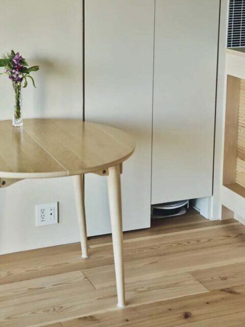マンションリノベーション、SHUKEN Re(シュウケンアールイー)、ルンバ置き場、ダイニング収納、丸テーブル