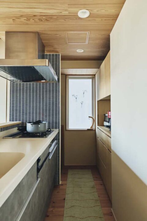 マンションリノベーション、SHUKEN Re(シュウケンアールイー)、タイル壁、板張り天井、キッチン収納