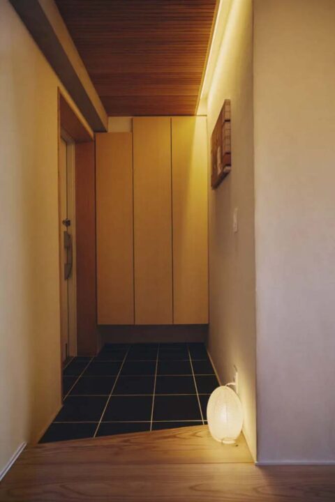 マンションリノベーション、SHUKEN Re(シュウケンアールイー)、間接照明、和モダン、玄関収納