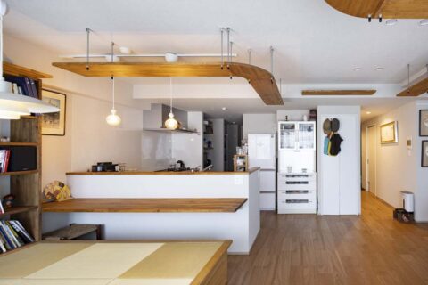 マンションリノベーション、ひかリノベ、カウンターテーブル、椅子代わり、対面式キッチン