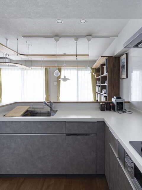 マンションリノベーション、ひかリノベ、対面式キッチン、L型キッチン、ダクトレール