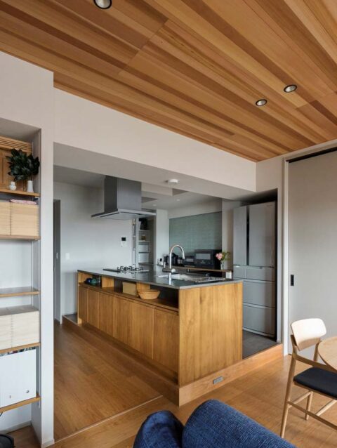 マンションリノベーション、インテリックス空間設計、アイランドキッチン、板張り天井、段差