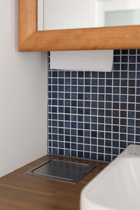 マンションリノベーション、インテリックス空間設計、モザイクタイル、ペーパーホルダー、ダストシュート