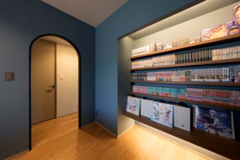 マンションリノベーション、インテリックス空間設計、アーチ開口、本棚、間接照明