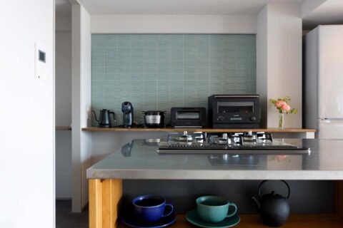 マンションリノベーション、インテリックス空間設計、タイル壁、家電置き場、ステンレス天板