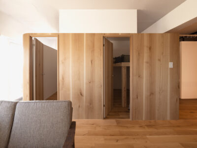 「株式会社Standard」の「ミニマルな子ども部屋をリビングに配したリノベプラン。クローズドキッチンと回遊動線でくらしやすく」