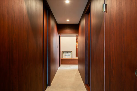 マンションリノベーション、株式会社Standard、玄関ホール、木壁、引き戸