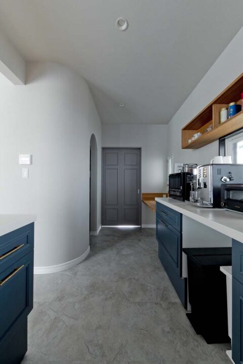 戸建てリノベーション、GLADDEN(グラデン)、アール壁、キッチン収納、パントリー