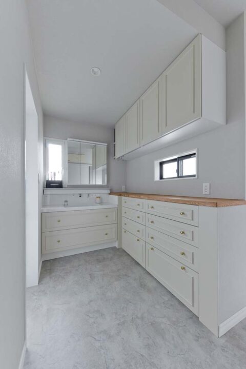 戸建てリノベーション、GLADDEN(グラデン)、造作洗面台、吊戸棚、モールディング
