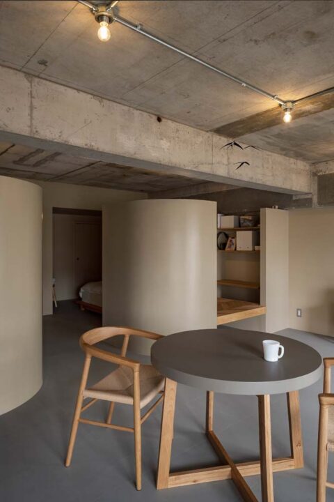 マンションリノベーション、ハコリノベ、アール壁、躯体現し、丸テーブル