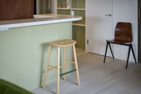 マンションリノベーション、マイリノbyグローバルベイス、スツール、カウンターキッチン、腰壁