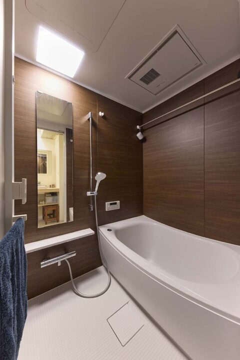 マンションリノベーション、マイリノbyグローバルベイス、木目調パネル、縦長ミラー、ハンガーパイプ