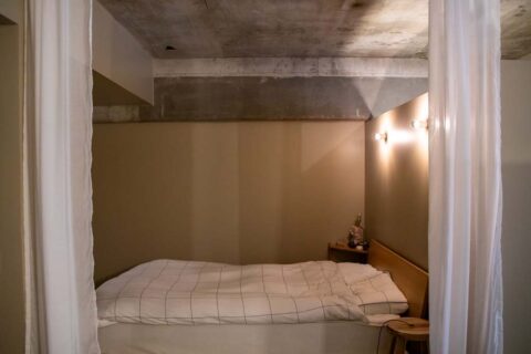 マンションリノベーション、ハコリノベ、ベッドルーム、カーテン間仕切り、板壁