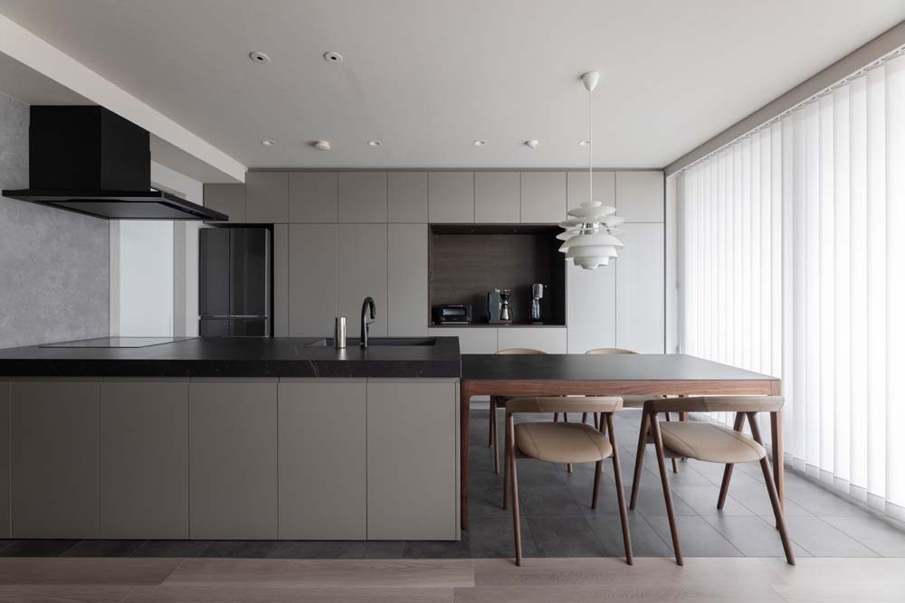 リノベーション事例「グレイッシュカラーでホテルライクな住まいに。造作キッチンを空間に馴染ませたリノベーション」