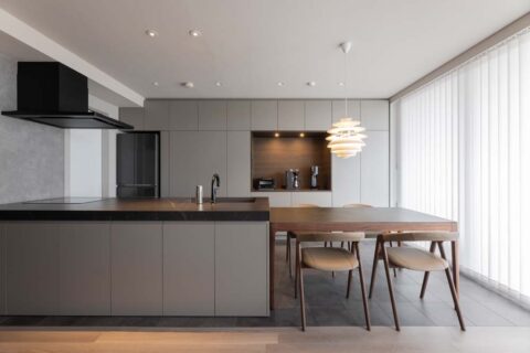 マンションリノベーション、リノベーションスタジオKULABO、床切り替え、オープンキッチン、キチン収納