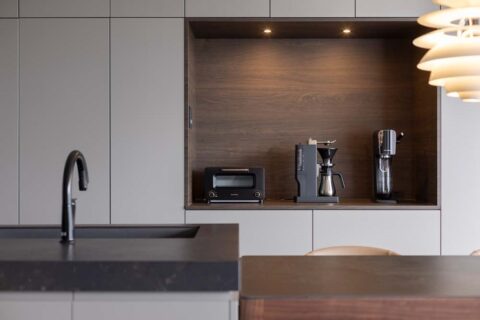 マンションリノベーション、リノベーションスタジオKULABO、見せる収納、スポットライト、造作家具