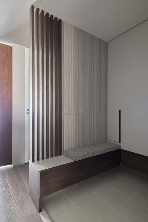 マンションリノベーション、リノベーションスタジオKULABO、ルーバー、玄関ベンチ、玄関収納