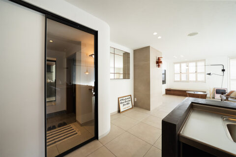 マンションリノベーション、株式会社Standard、ガラス引き戸、採光、タイル床