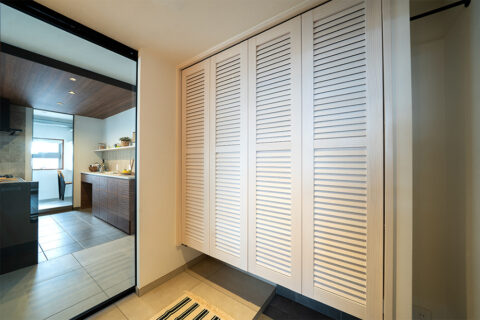 マンションリノベーション、株式会社Standard、玄関収納、ルーバー扉、通気性