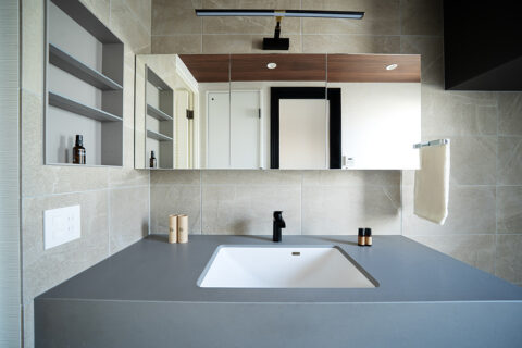 マンションリノベーション、株式会社Standard、収納三面鏡、カウンター式洗面台、タイル壁