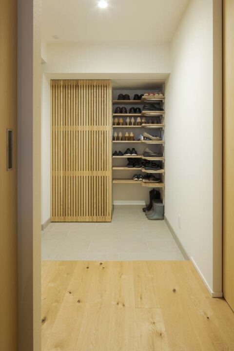 マンションリンベーション、+Marchitects(プラスエム・アーキテクツ)、縦格子、通気性、玄関土間