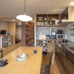 「たすかけ 吉祥寺ラボ」の「通り庭がつなぐマンションリノベーション。本棚＆ベンチで廊下を機能的にデザイン！」