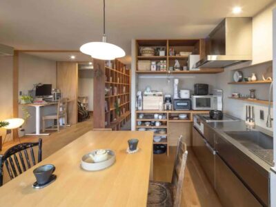 「たすかけ 吉祥寺ラボ」のリノベーション事例「通り庭がつなぐマンションリノベーション。本棚＆ベンチで廊下を機能的にデザイン！」