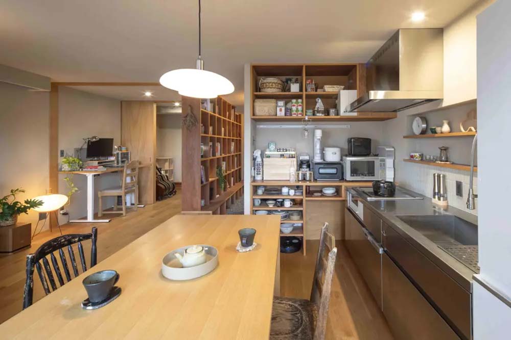 リノベーション事例「通り庭がつなぐマンションリノベーション。本棚＆ベンチで廊下を機能的にデザイン！」